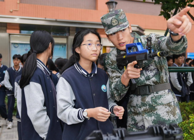 执旗进场全场肃立行礼凝视国旗肃穆氛围深深感染每一位师生 执旗进场全场肃立行礼凝视国旗肃穆氛围深深感染每一位师生